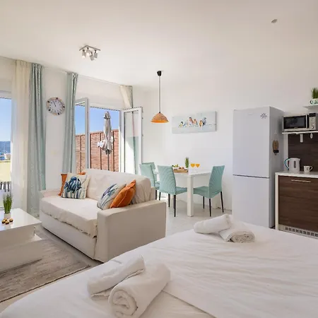 Jolara With Heated Pool Апартаменти