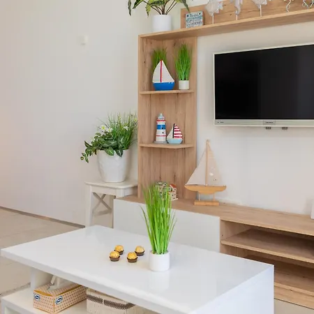 Jolara With Heated Pool Apartman *
